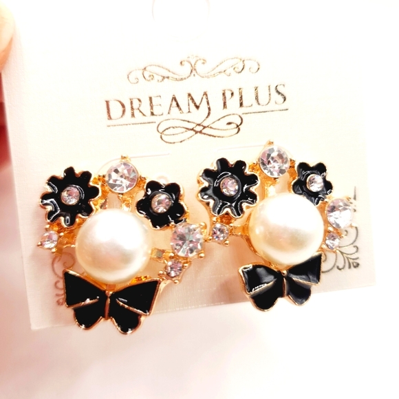 metal earrings with white imitation pearl / crystals and florals on brass - Picture 5 of 7